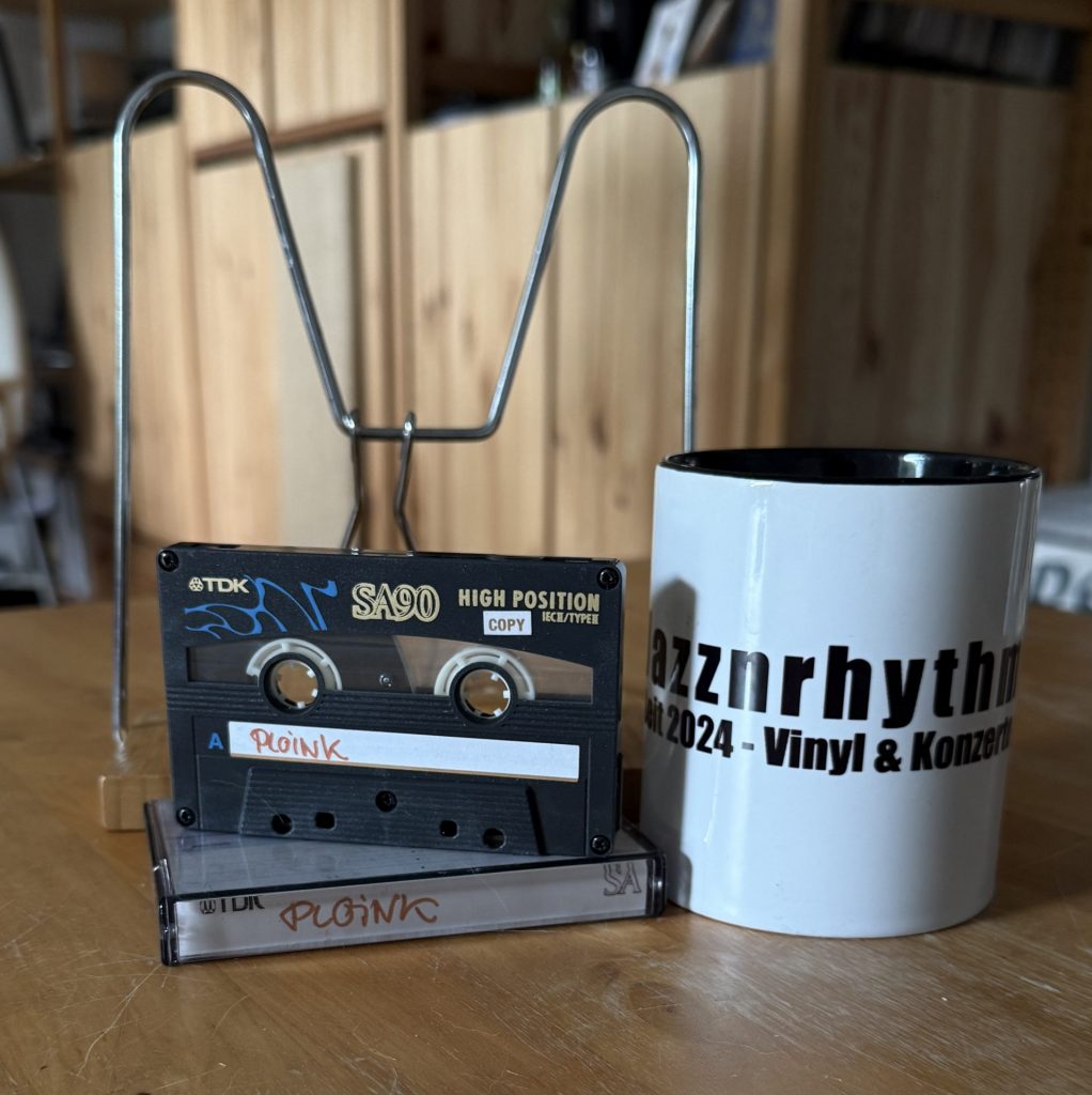 Frühes Tape des Bassisten PLOINK - Privatbesitz - Mit drei Stücken: 1. Graveyard Dance 2. Sophias's Open Eyes. 3. Changin' Ways