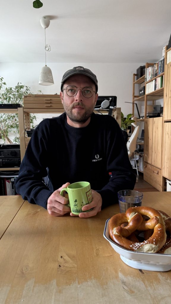 Joe Astray beim Interview für Jazznrhythm.com