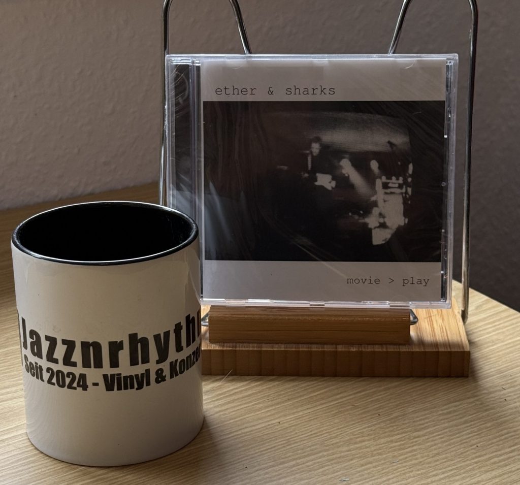 Esther & Sharks - Movie > Play CD