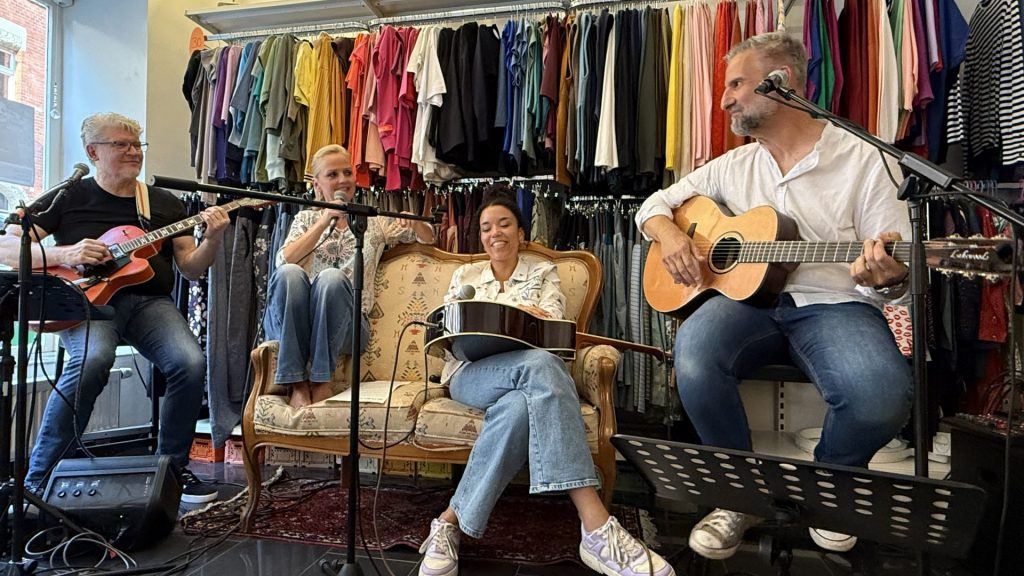 Jochen Seiterle, Sandie Wollasch, Sandrine Neye und Rolf Ableiter beim Konzert im Laden Zwei am 06.09.2025