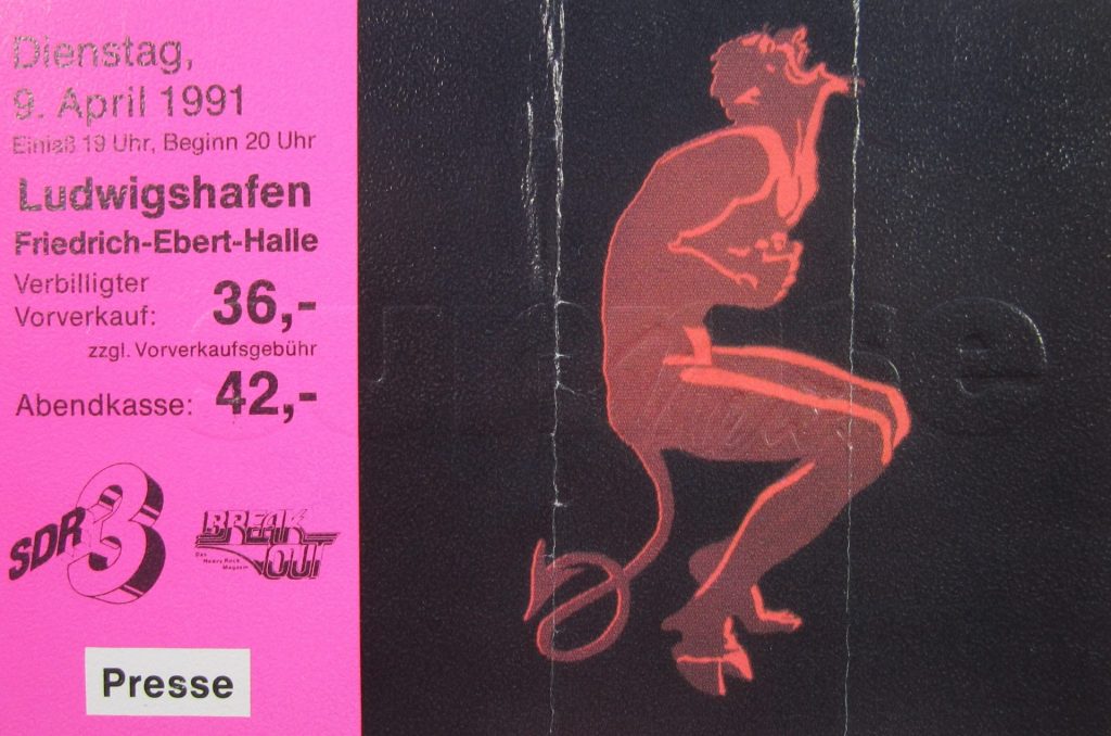 David Lee Roth am Dienstag dem 9. April 1991 in Ludwigshafen in der Friedrich-Ebert-Halle (Scan von Werner Kühn - Koditek)