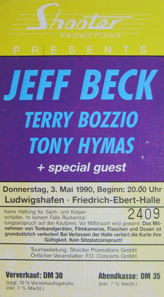 Jeff Beck, Terry Bozzio, Tony Hymas am 3. Mai 1990 in der Friedrich-Ebert-Halle in Ludwigshafen (Scan von Werner Kühn - Koditek)