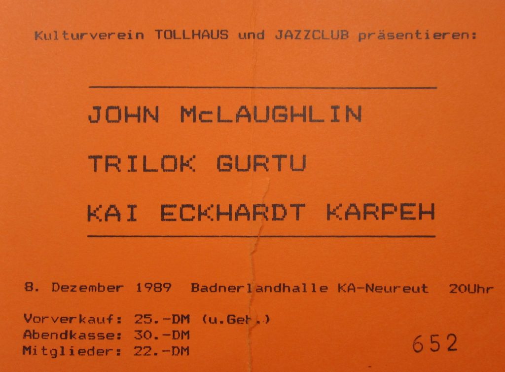 John McLaughlin, Trilok Gurtu, Kai Eckhardt Karpeh (Kulturverein TOLLHAUS und Jazzclub präsentieren) am 8. Dezember 1989 in der Badnerlandhalle Karlsruhe-Neureut (Scan von Werner Kühn - Koditek)