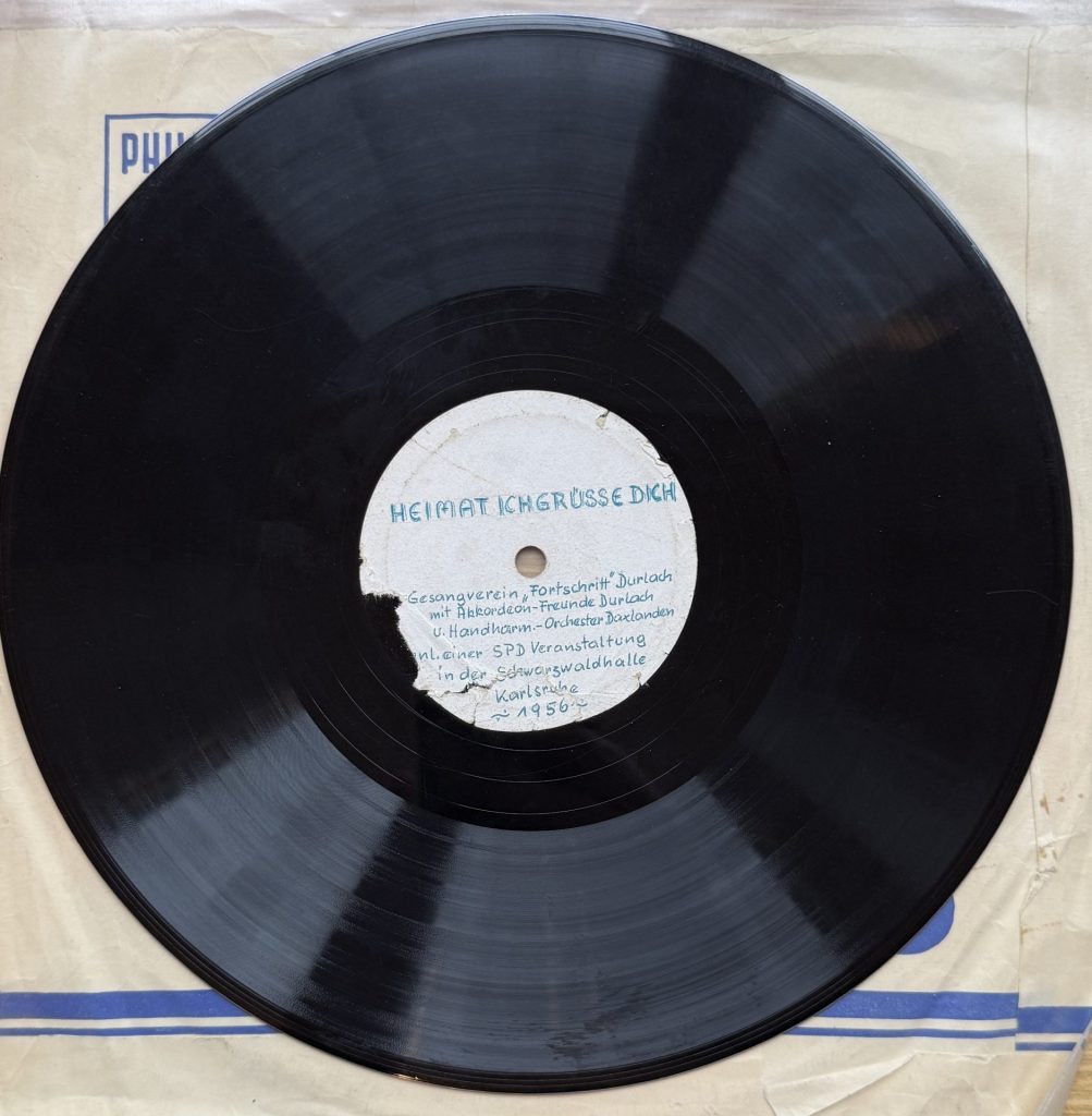 Gesangsverein "Fortschritt" Durlach mit den Akkordeon-Freunde Durlach und dem Handharmonika-Orchester Durlach auf einer SPD-Veranstaltung in der Schwarzwaldhalle, Karlsruhe 1956