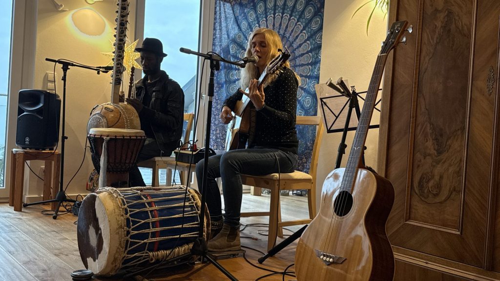 Anne Pe und Moussa Cissohko am 30.11.2025 (Wohnzimmerkonzert in Offenburg)