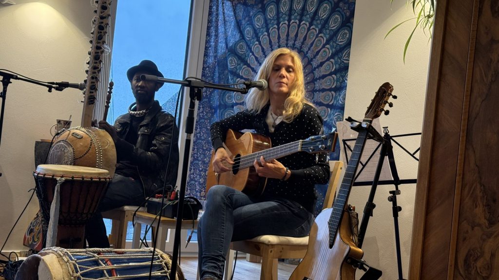 Anne Pe und Moussa Cissohko am 30.11.2025 (Wohnzimmerkonzert in Offenburg)