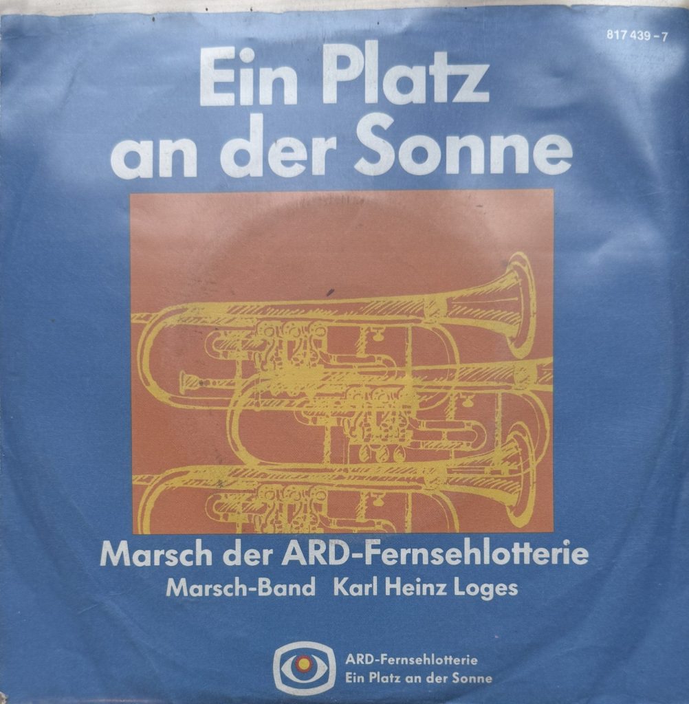 Karlsruher Schlossparada - Luftwaffenmusikkorps 2 Karlsruhe (Leitung: Oberstleutnant Herbert Russek)- B-Seite: Ein Platz an der Sonne - Marsch der ARD-Fernsehlotterie - Marsch-Band: Karl Heinz Loges