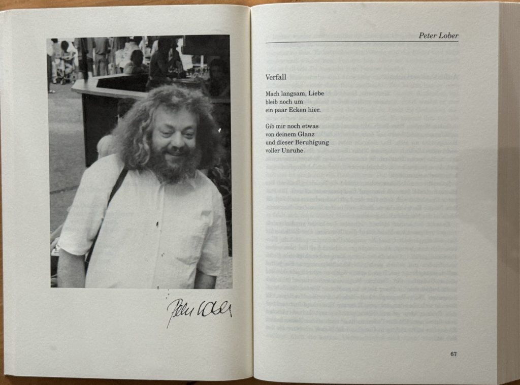 Peter Lober im Karlsruher Lesebuch von 1998 Karlsruher Lesebuch - 1998 Ein literarischer Querschnitt - Herausgegeben von Cordula Höpfner, Peter Kohl und Hansgeorg Schmidt-Bergmann im Auftrag der Literarischen Gesellschaft Karlsruhe. Mit Beiträgen von Kino Bärenbold, Babette Dieterich, Walter Helmut Fritz, Willi Heinrich, Thomas Heitlinger, Harald Hurst, Matthias Kehle, Toni Peter Kleinhans, Matthias Kühn, Peter Lober, Lotte Paepcke, Georg Patzer, Patrick Roth, Thomas Rübenacker, Frank Zimmer im Röser Verlag