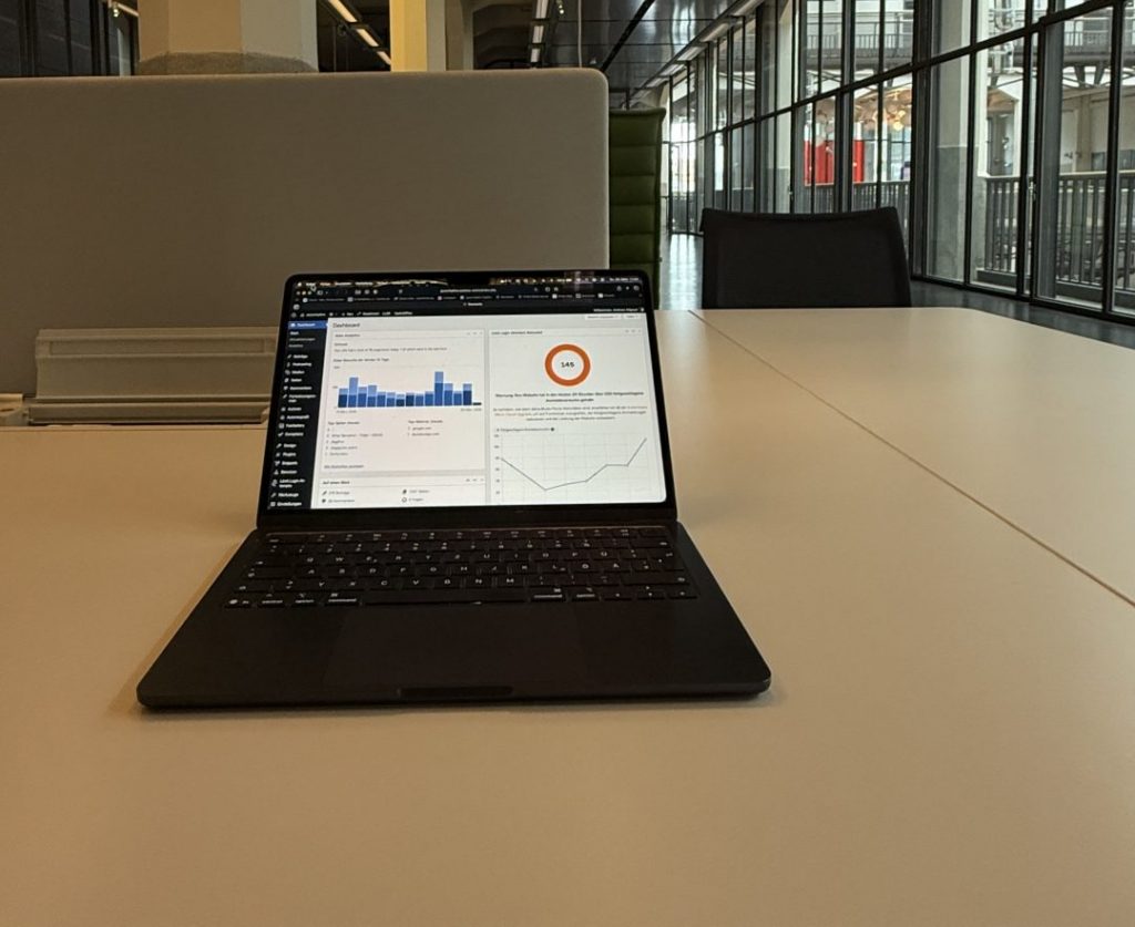 Lern- und Arbeitsflächen bei der Bibliothek des Zentrums für Kunst und Medien