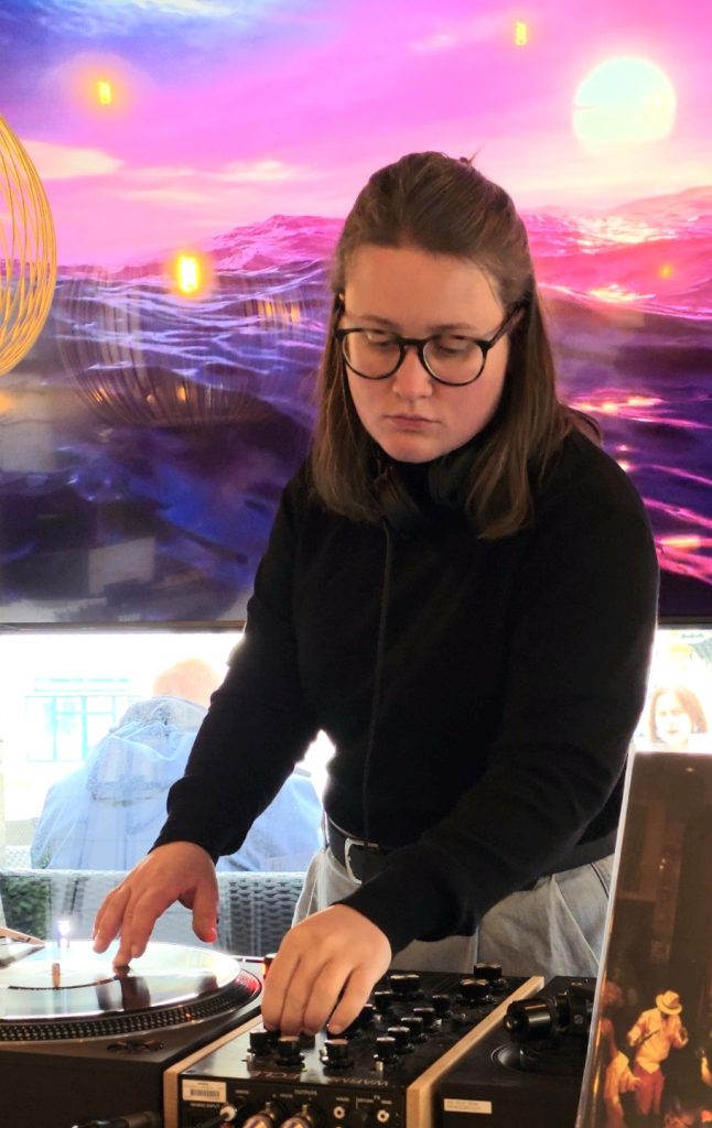 DJ Wendelgaard (Foto by Samanta Hoffmann) bei Brunch and Beats im Cafe am Markt in Marburg