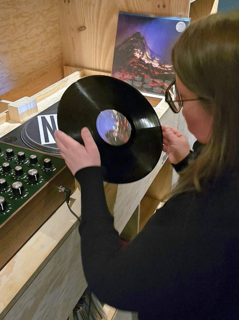 DJ Wendelgaard (Foto by Samanta Hoffmann) In der SPIN Bar - Listening Bar in München
