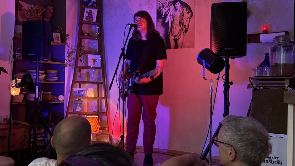 Stefan Ebert (Hey Moment) in Werders Wohnzimmer am 03.07.2026