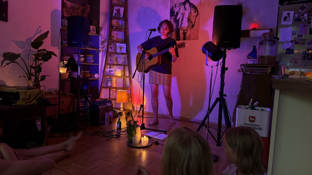 Rosa Hoelger in Werders Wohnzimmer am 03.07.2026