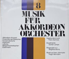 Akkordeon-Konzert-Ensemble des Badischen Konservatoriums Karlsruhe Leitung: Margot Eschenbacher-Eisenmann - Vagabundenmusik: Hans Sachsse - Divertimento: Günter Lampe - Rhapsodie in a: Siegfried Borris - Musik auf dem Jahrmarkt: Hugo Herrmann Akkordeon-Konzert-Ensemble des Badischen Konservatoriums Karlsruhe Leitung: Margot Eschenbacher-Eisenmann - Vagabundenmusik: Hans Sachsse - Divertimento: Günter Lampe - Rhapsodie in a: Siegfried Borris - Musik auf dem Jahrmarkt: Hugo Herrmann